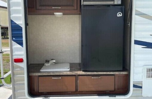 Hitchcock House | Glamping! Clean, Wi-Fi, A/C, SmartTV, water-view