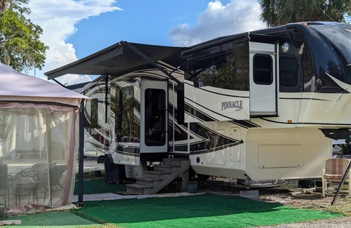 Homosassa House | Glamping in the heart of the Nature Coast! RV sleeps 6, many amenities onsite!