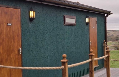 Durrington Cabin | Glamping Pod, Country View & Communal Facility
