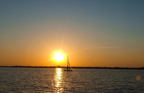 Dawson House | Glamping RV The Doris - Lakefront