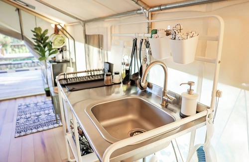 Squires House | Glamping the w/TV, Wi-fi & bunkbeds!