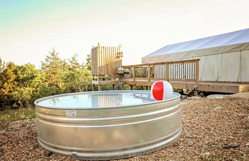 Squires House | Glamping the w/TV, Wi-fi & bunkbeds!