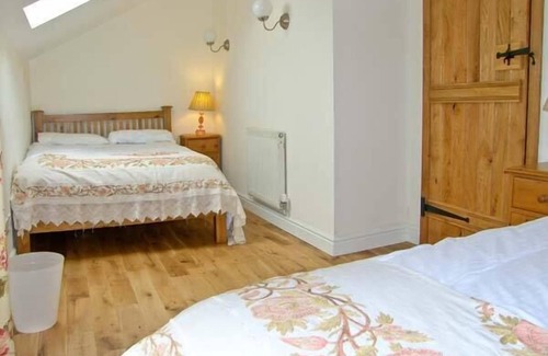 Hendrerwydd Cottage | GLAN CLWYD ISA - LLYN CLWYD, pet friendly, with pool in Bodfari