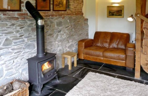 Hendrerwydd Cottage | GLAN CLWYD ISA - THE COACH HOUSE, pet friendly, with pool in Bodfari
