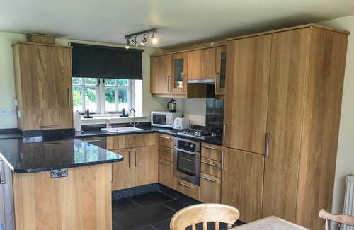 Hendrerwydd Cottage | GLAN CLWYD ISA - THE COACH HOUSE, pet friendly, with pool in Bodfari