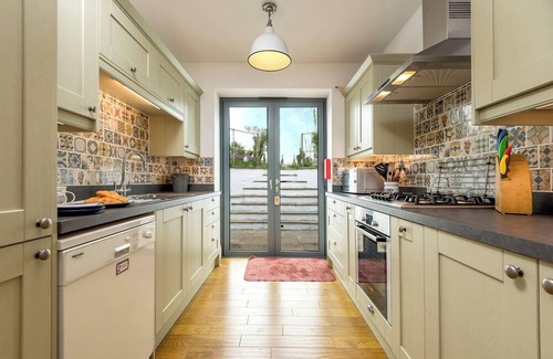 Pembroke House | Glan y Mor, Holiday Home Freshwater East, Sleeps 6, 3 bedrooms, bathrooms