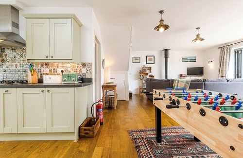 Pembroke House | Glan y Mor, Holiday Home Freshwater East, Sleeps 6, 3 bedrooms, bathrooms