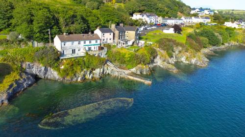 Glandore House | Glandore Cliff Cottage Getaway - Sea Access with Private Pier