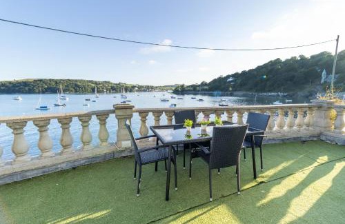 Glandore House | Glandore Cliff Cottage Getaway - Sea Access with Private Pier