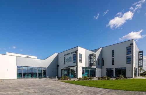 Upminster Resort | Glass House Retreat