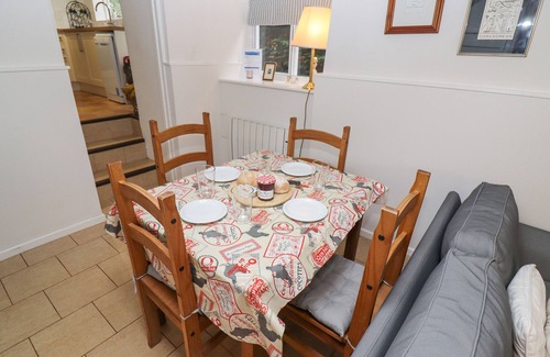 Bourton Cottage | GLEED COTTAGE, pet friendly, character holiday cottage in Cheltenham