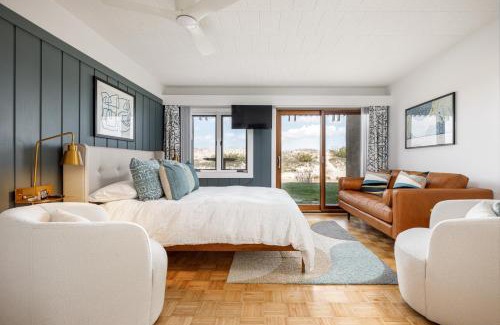 Maple City Apartment | Glen Arbor Riverfront Retreat Steps to Beach!
