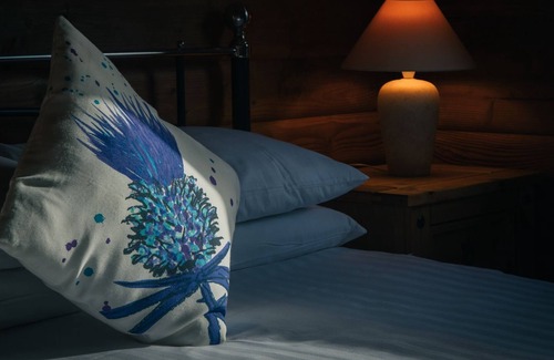 Armadale Ski Chalet | Glencoe Lodge - a cabin that sleeps 5 guests in 3 bedrooms