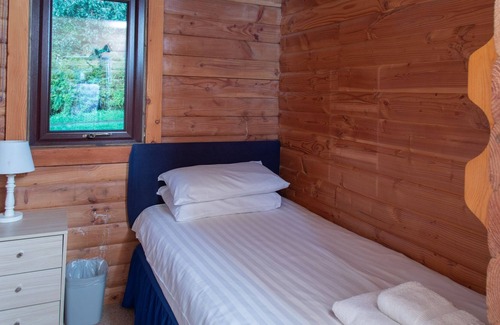 Armadale Ski Chalet | Glencoe Lodge - a cabin that sleeps 5 guests in 3 bedrooms