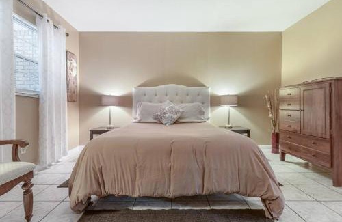 Brandon Apartment | Glendale Getaway Prime Brandon location