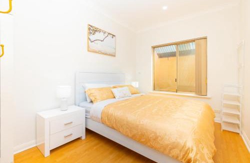 Glenelg North Villa | Glenelg House Modern 5QBed,1cot,3Bth, 4TV, Pet