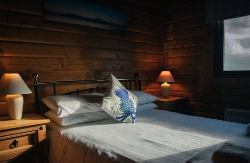 Armadale Ski Chalet | Glengarry Lodge - a cabin that sleeps 5 guests in 3 bedrooms