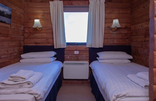 Armadale Ski Chalet | Glengarry Lodge - a cabin that sleeps 5 guests in 3 bedrooms