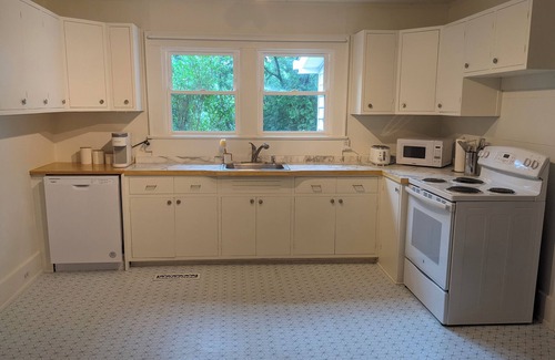 Chattanooga House | Glenn Falls Cottage with spectacular treetop views and access to the Glen Falls!