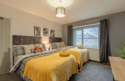 Colne House | Glenroy Place - sleeps 7, private drive, log burner