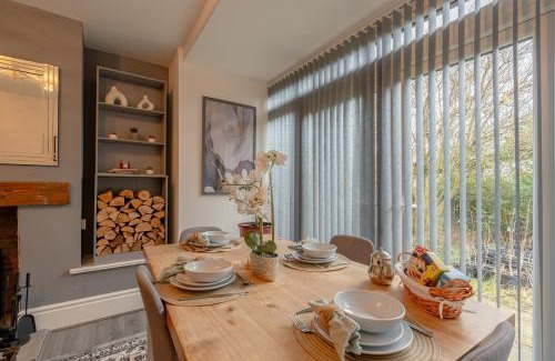 Colne House | Glenroy Place - sleeps 7, private drive, log burner