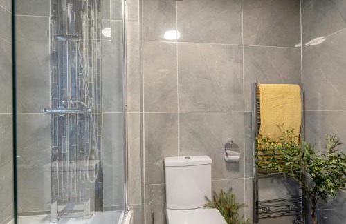 Colne House | Glenroy Place - sleeps 7, private drive, log burner