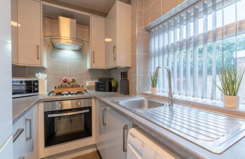 Colne House | Glenroy Place - sleeps 7, private drive, log burner