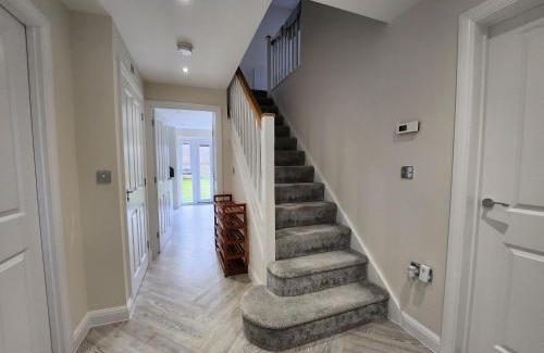 Wellingborough House | Glenvale House - Weekly & Monthly Stay For Business Or Relocation, Perfect Weekend Getaway!