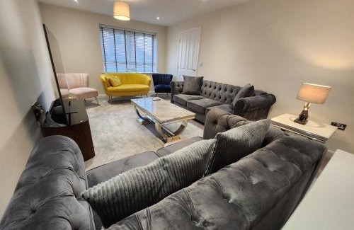 Wellingborough House | Glenvale House - Weekly & Monthly Stay For Business Or Relocation, Perfect Weekend Getaway!