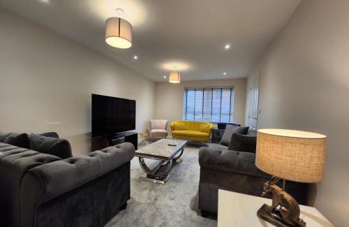 Wellingborough House | Glenvale House - Weekly & Monthly Stay For Business Or Relocation, Perfect Weekend Getaway!