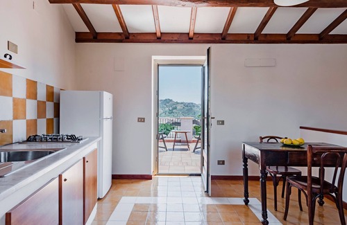 Rovittello Apartment | Gli Iris Apartments - Casa con terrazza by Wonderful Italy