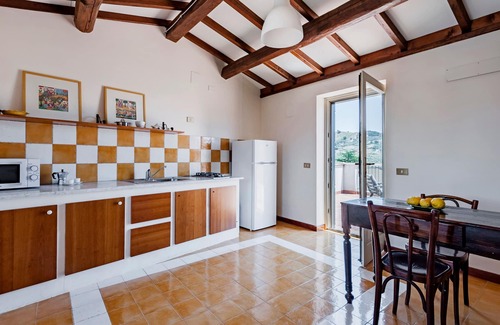 Rovittello Apartment | Gli Iris Apartments - Casa con terrazza by Wonderful Italy