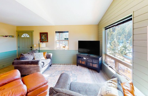Cripple Creek House | Glistening dog-friendly mountain view home with balcony, fireplace, & kitchen
