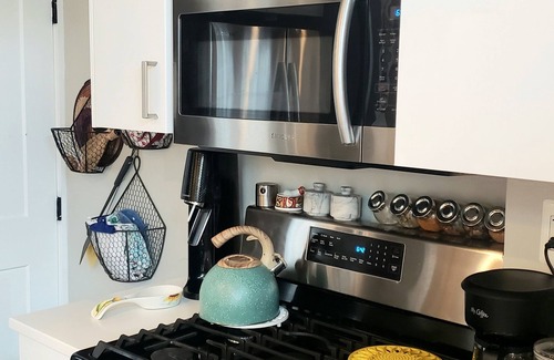 Fairlawn House | Global vibe, near metro, Smithsonian, sports arenas, yes to pets!