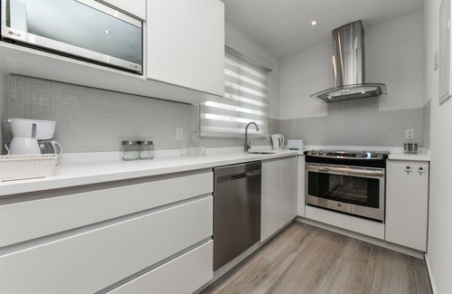 Ponton Apartment | Gloednieuw Appartement met Zeezicht. Fantastisch Gelegen 5 min van the Beach