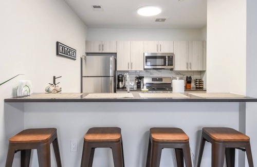 Orange Hotel | Glorious ! 1BR King! Free Parking !30 min to NYC