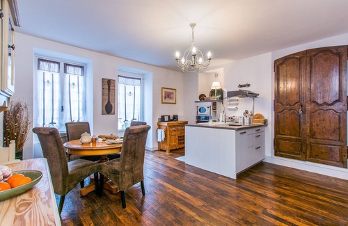 Bergerac Apartment | Glorious riverside town apartment with private garden overlooking La Dordogne .