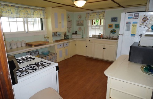 Hammondsport House | 'Glory Days' - Classic 1920's Cottage - Keuka Lake East Side