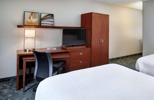 Brookfield Hotel | Go Skating at Pettit National Ice Center! Pets Allowed, Indoor Swimming Pool!