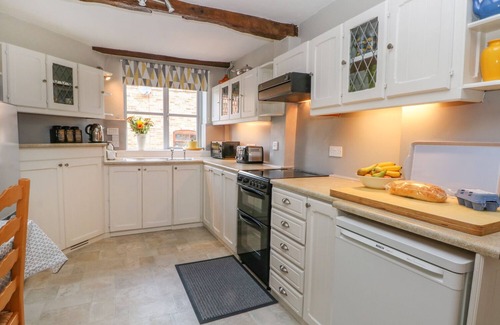 Frodsham Cottage | GODSCROFT HALL, family friendly, with a garden in Frodsham