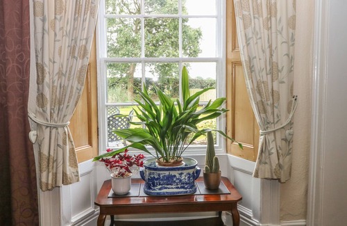 Frodsham Cottage | GODSCROFT HALL, family friendly, with a garden in Frodsham