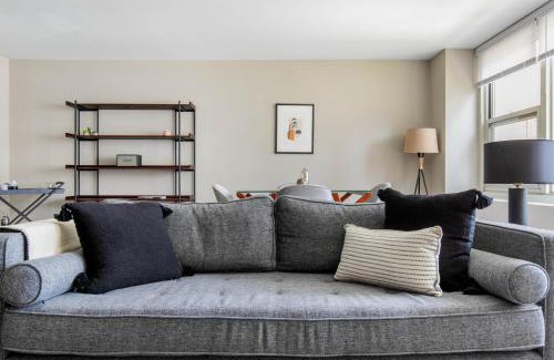 Streeterville Apartment | Gold Coast 2BR w Gym Roof nr Water Tower CHI-389