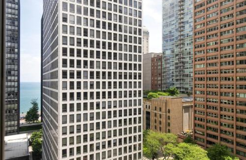 Streeterville Apartment | Gold Coast 2BR w Gym Roof nr Water Tower CHI-389