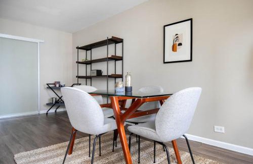 Streeterville Apartment | Gold Coast 2BR w Gym Roof nr Water Tower CHI-389