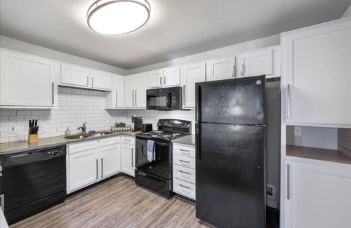 Pleasant Valley Apartment | Golden 2BR/2BT King Suite| 5 Min to D-Town Austin