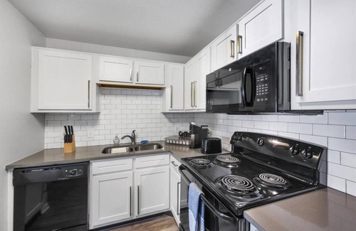 Pleasant Valley Apartment | Golden 2BR/2BT King Suite| 5 Min to D-Town Austin