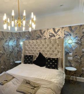 Mauchline Apartment | Golden Crown spa suite with private hot tub and thermal suite