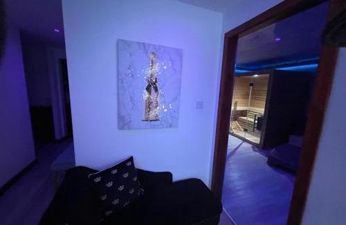 Mauchline Apartment | Golden Crown spa suite with private hot tub and thermal suite