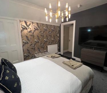 Mauchline Apartment | Golden Crown spa suite with private hot tub and thermal suite