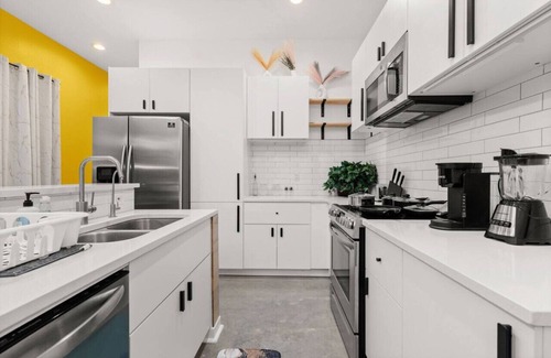 Eastside Promise Neighborhood House | Golden Game Haven: mins to Alamo, AT&T, Fort Sam